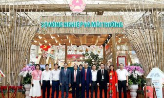 Quyền Bộ trưởng Trần Đức Thắng thăm gian trưng bày 80 năm thành tựu của ngành Nông nghiệp và Môi trường
